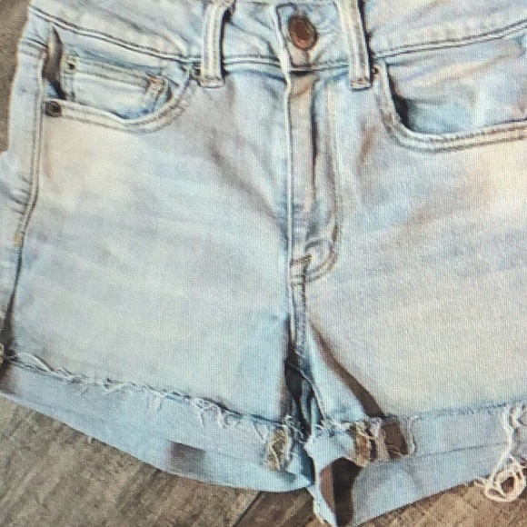 🦅AE high waist light wash denim shorts SZ 4 - Picture 2 of 2